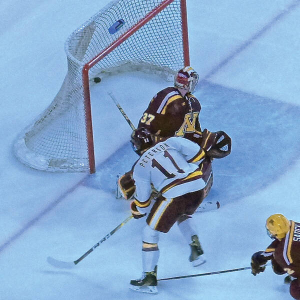 UMD’s Avery Peterson finished off a third-period breakaway against Gopher goaltender Eric Schierhorn for a 3-1 lead. Photo credit: John Gilbert