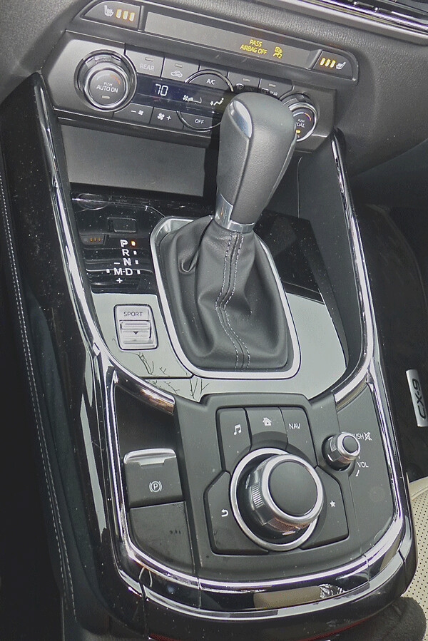 Mazda CX-9 has large control knob for directing proper information to screen. Photo credit: John Gilbert
