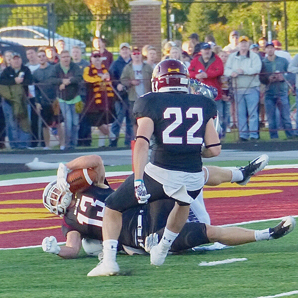 UMD's Jason Balt (13) made a diving catch of a 43-yard pass from Mike Rybarczyk at the 1 to set up the lone Bulldog score. Photo credit: John Gilbert
