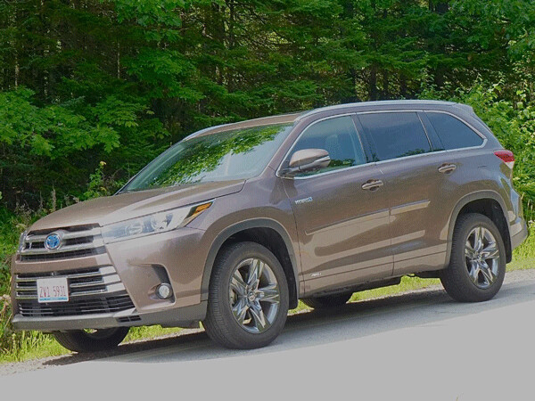Toyota Highlander Hybrid has new-generation V6 combined with hybrid electric power for 300 total horsepower.Photo credit: John Gilbert