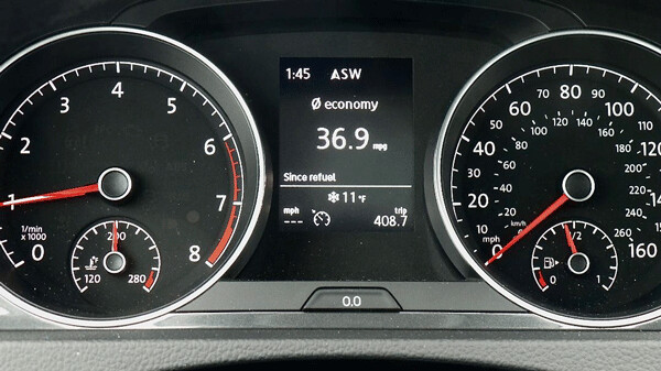 Golf SE gauges showed 36.9 miles per gallon over the 407.8-mile tankful of  regular gas. Photo credit: John Gilbert