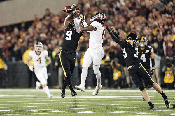 Gopher receiver Tyler Johnson comes  up short in bid for late score versus Iowa